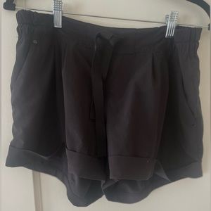 Lululemon Women’s Black Mid Rise Drawstring Pockets Cuffed Shorts. sz 8